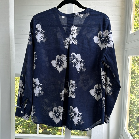 Chicos size 1 navy floral blouse with roll up sleeves, 100% cotton - Picture 3 of 10